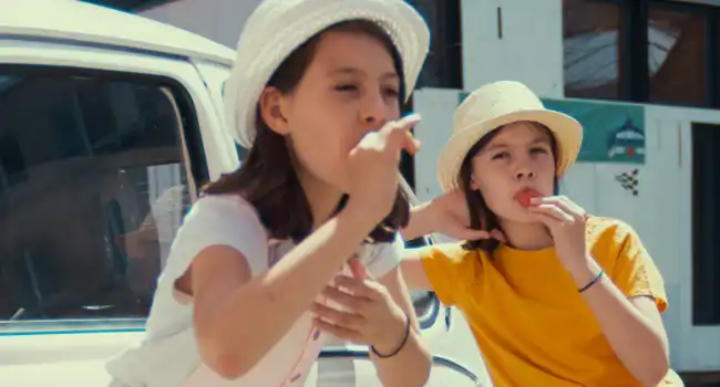 Ambiance d’été ensoleillée : les enfants se régalent avec les glaces bio Hopopop, gourmandes et 100% naturelles.